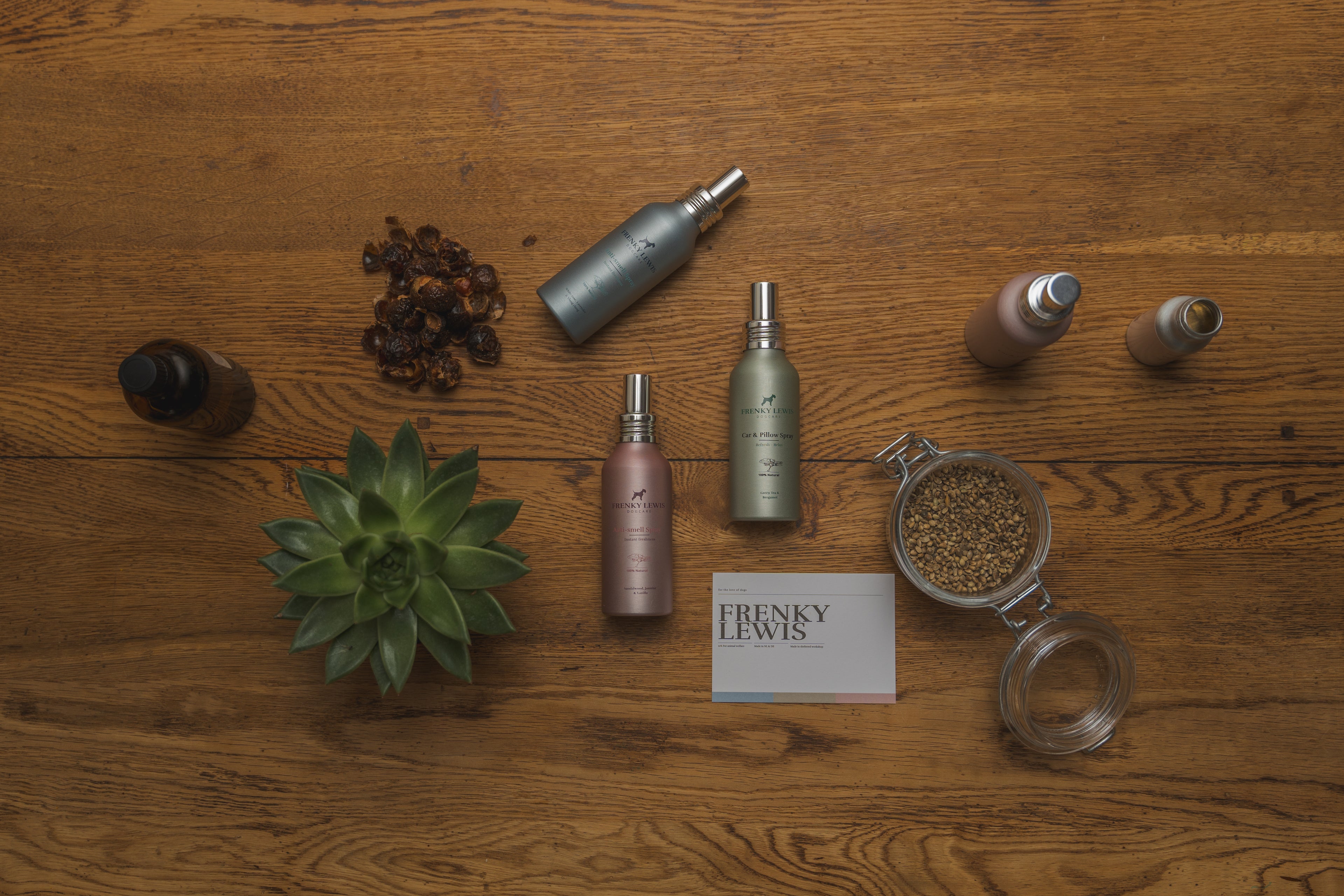 Frenky Lewis is hét premium life brand voor hondenliefhebbers. 100% natuurlijke atni-semll spray.